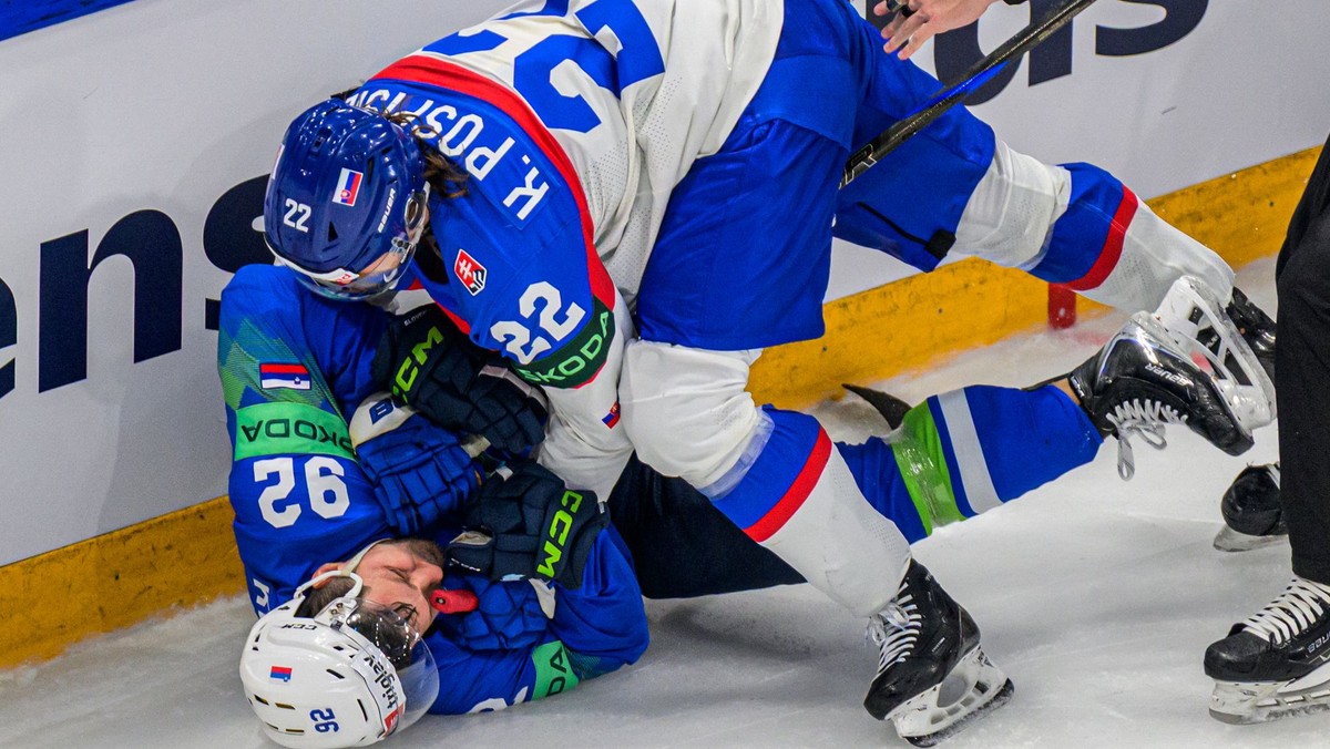 Kristián Pospíšil a Anže Kuralt v zápase Slovensko - Slovinsko na MS v hokeji 2026.