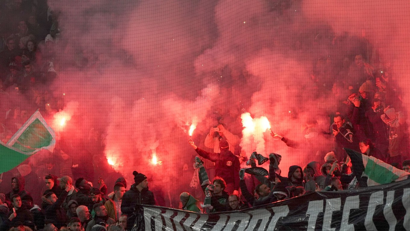 Fanúšikovia St. Etienne s pyrotechnikou. 