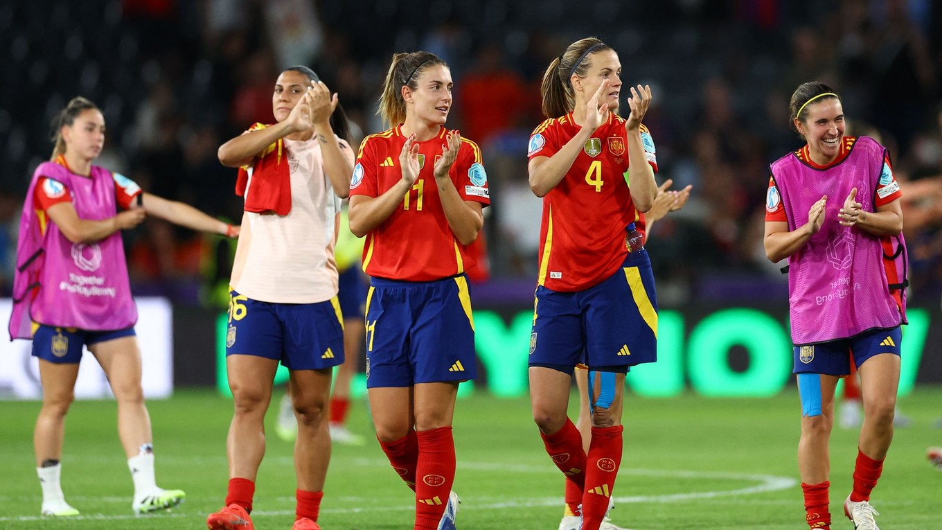 Futbalistky Španielska na čele so svojou líderkou Alexiou Putellasovou (v strede).