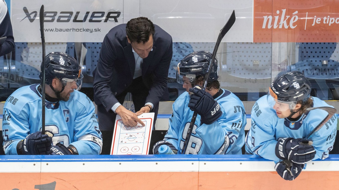 Zľava kapitán Slovana Tomáš Marcinko, tréner HC Slovan Brad Tapper, hráči Roman Kukumberg a Liam Pecararo.