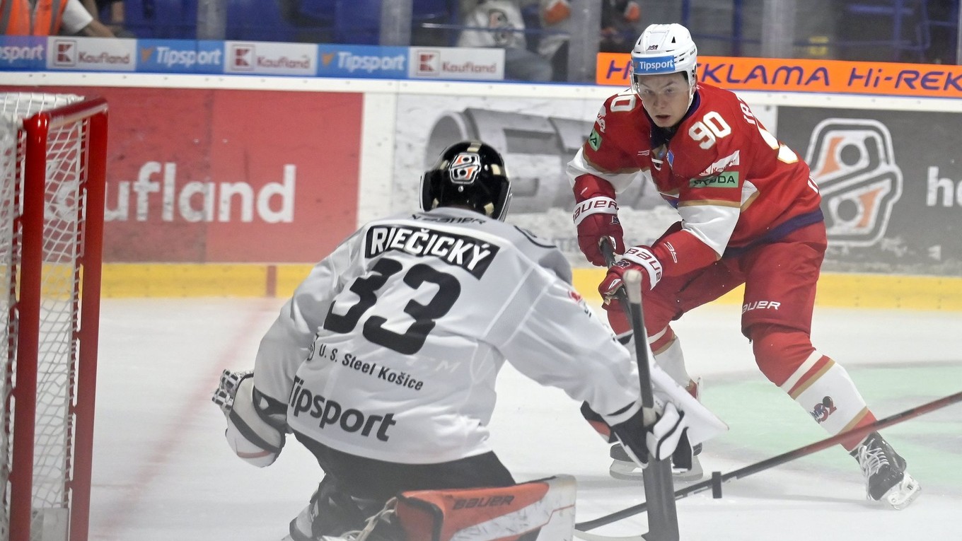 Zľava brankár Dominik Riečický (Košice) a Timur Ibragimov (L.Mikuláš)