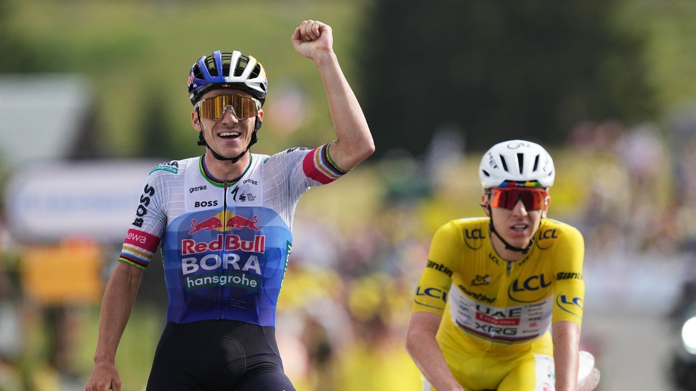 Remco Evenepoel oslavuje víťazstvo pred Tadejom Pogačarom v 15. etape Tour de France 2026.