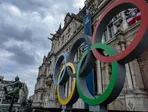Olympijské kruhy pred parížskou radnicou.
