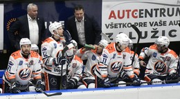 Vpravo hore na striedačke tréner Michaloviec Tomek Valtonen, vľavo jeho asistent Daniel Sedlák v 24. kole Tipos extraligy HK Dukla Ingema Michalovce - HC Slovan Bratislava.