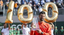 Novak Djokovič pózuje so 100. trofejou na okruhu ATP.