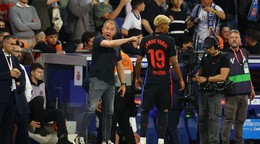 Tréner Hansi Flick a Lamine Yamal v drese FC Barcelona.