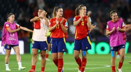 Futbalistky Španielska na čele so svojou líderkou Alexiou Putellasovou (v strede).