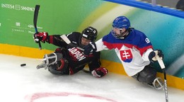 Japonský hráč Eiji Misawa (vľavo) a slovenský hráč Dávid Korman v zápase B-skupiny v parahokeji Slovensko - Japonsko.