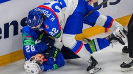 Kristián Pospíšil a Anže Kuralt v zápase Slovensko - Slovinsko na MS v hokeji 2026.