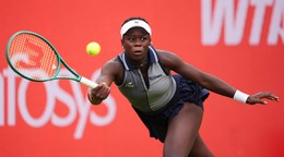 Kanadská tenistka Victoria Mboková odvracia úder Češke Karolíne Plíškovej v osemfinále tenisového turnaja WTA v Londýne.