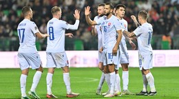 Tomáš Suslov (Slovensko) sa teší z gólu so spoluhráčmi, zľava Lukáš Haraslín, Ondrej Duda, Milan Škriniar, Dávid Hancko, Adam Obert počas zápasu C-divízie Ligy národov Moldavsko - Slovensko v Kišiňove.