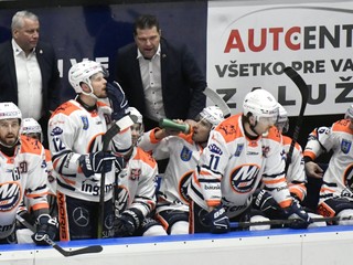 Vpravo hore na striedačke tréner Michaloviec Tomek Valtonen, vľavo jeho asistent Daniel Sedlák v 24. kole Tipos extraligy HK Dukla Ingema Michalovce - HC Slovan Bratislava.