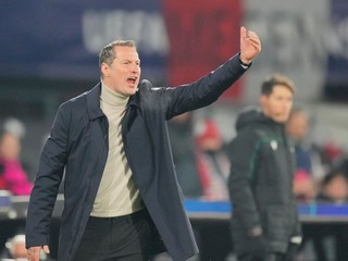 Tréner Brian Priske na lavičke Feyenoordu Rotterdam.