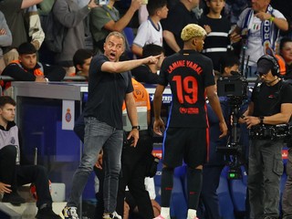Tréner Hansi Flick a Lamine Yamal v drese FC Barcelona.