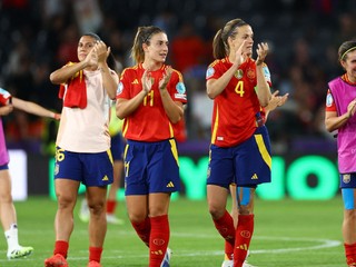 Futbalistky Španielska na čele so svojou líderkou Alexiou Putellasovou (v strede).