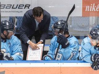 Zľava kapitán Slovana Tomáš Marcinko, tréner HC Slovan Brad Tapper, hráči Roman Kukumberg a Liam Pecararo.