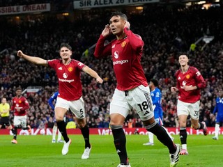 Casemiro oslavuje gól v zápase Manchester United - Chelsea