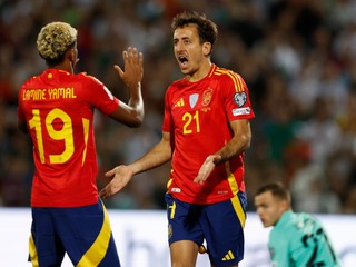 Lamine Yamal a Mikel Oyarzabal oslavujú gól