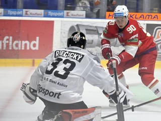 Zľava brankár Dominik Riečický (Košice) a Timur Ibragimov (L.Mikuláš)