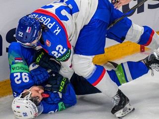 Kristián Pospíšil a Anže Kuralt v zápase Slovensko - Slovinsko na MS v hokeji 2026.