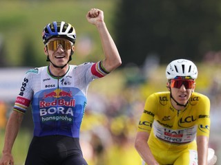 Remco Evenepoel oslavuje víťazstvo pred Tadejom Pogačarom v 15. etape Tour de France 2026.