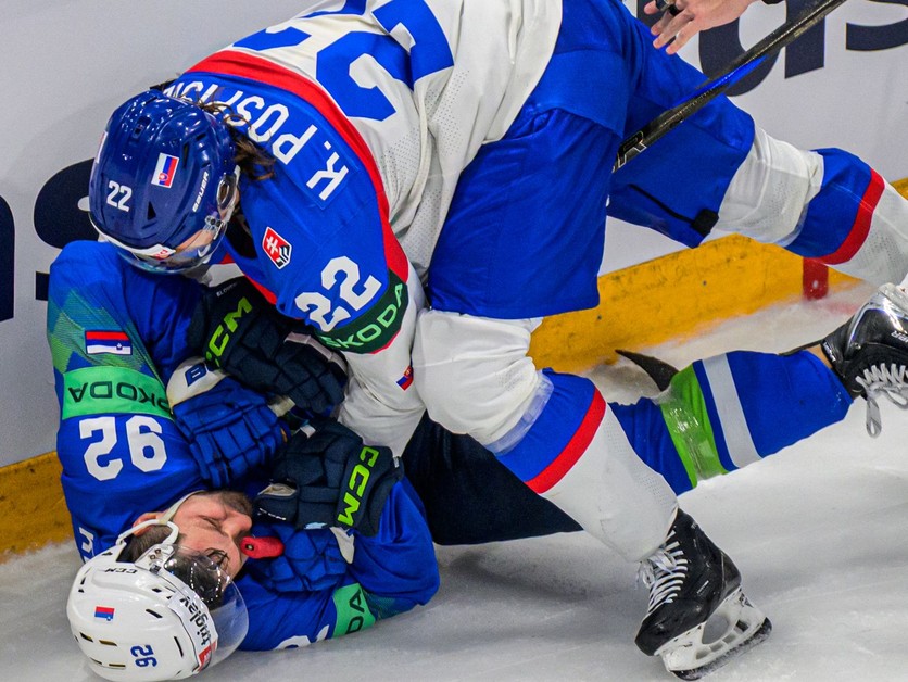 Kristián Pospíšil a Anže Kuralt v zápase Slovensko - Slovinsko na MS v hokeji 2026.