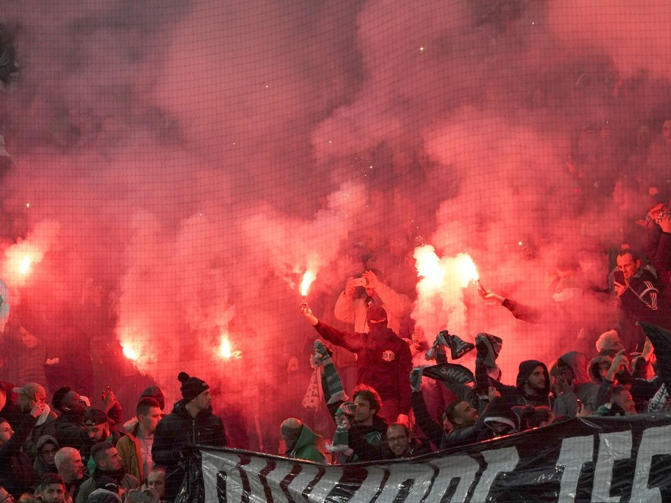 Fanúšikovia St. Etienne s pyrotechnikou. 