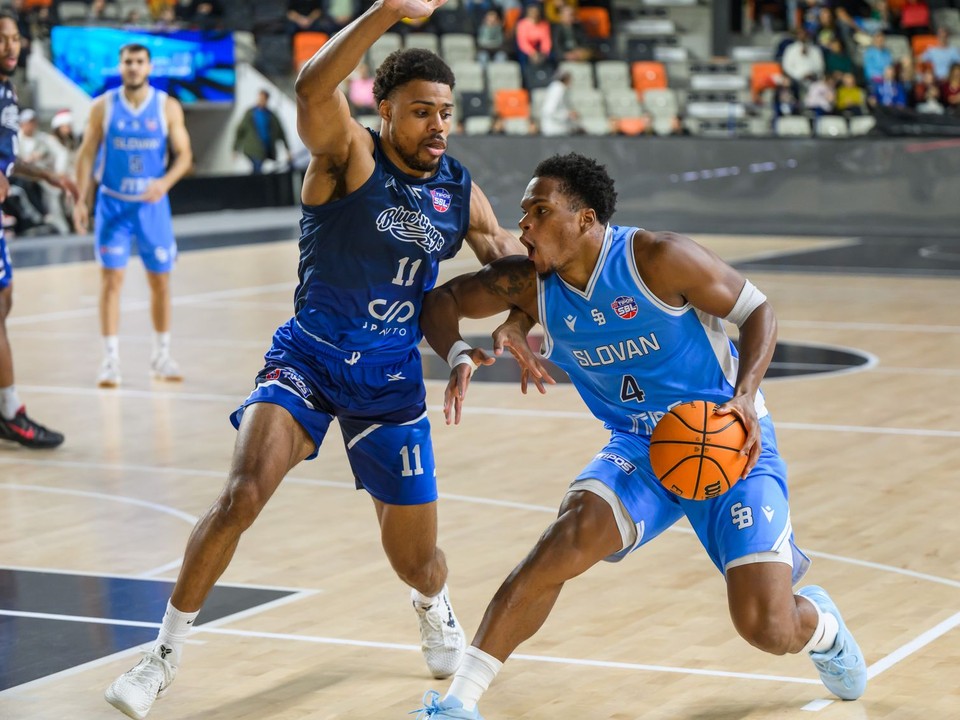 zľava Dimitrius Paul Underwood (Nitra) a Shamiel Shawn Stevenson (Slovan)