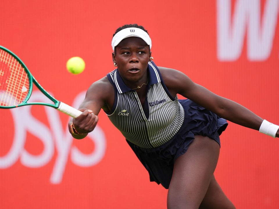Kanadská tenistka Victoria Mboková odvracia úder Češke Karolíne Plíškovej v osemfinále tenisového turnaja WTA v Londýne.