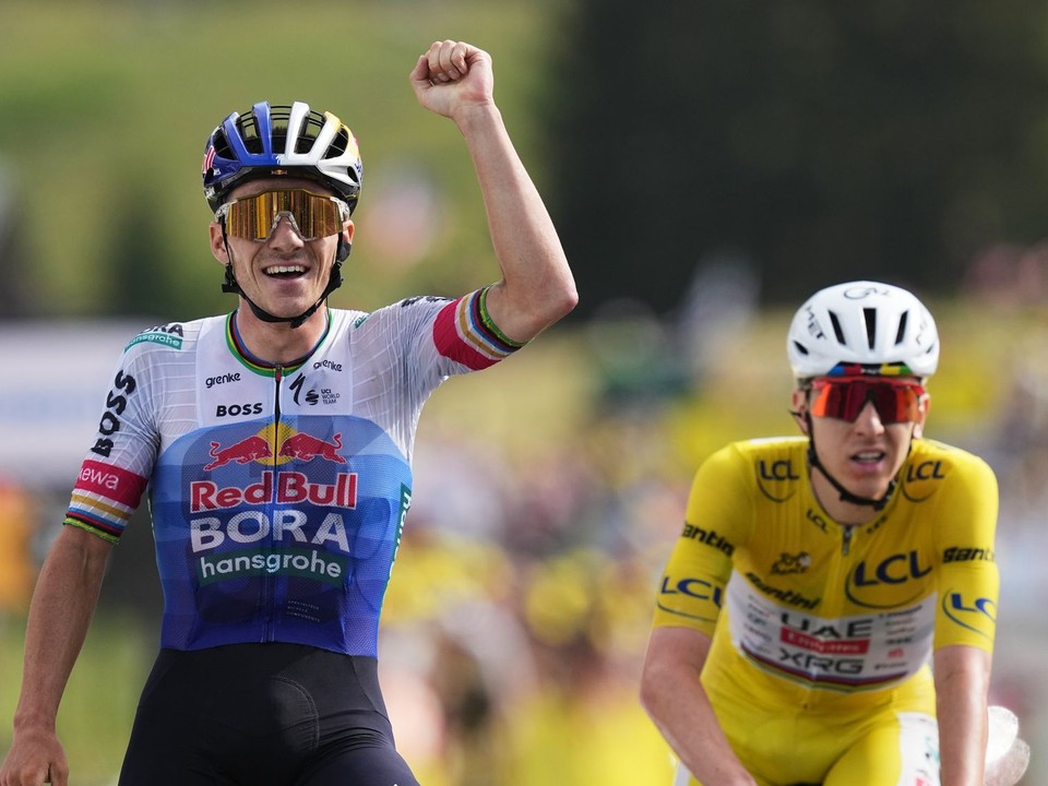 Remco Evenepoel oslavuje víťazstvo pred Tadejom Pogačarom v 15. etape Tour de France 2026.