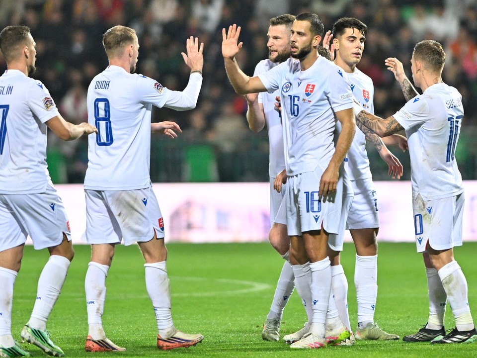 Tomáš Suslov (Slovensko) sa teší z gólu so spoluhráčmi, zľava Lukáš Haraslín, Ondrej Duda, Milan Škriniar, Dávid Hancko, Adam Obert počas zápasu C-divízie Ligy národov Moldavsko - Slovensko v Kišiňove.