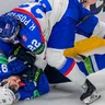 Kristián Pospíšil a Anže Kuralt v zápase Slovensko - Slovinsko na MS v hokeji 2026.
