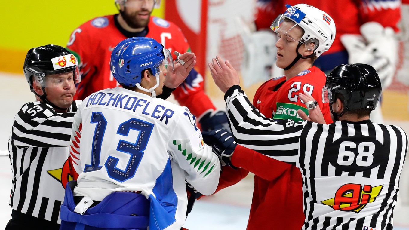 Rozhodcovia na MS v hokeji 2021.