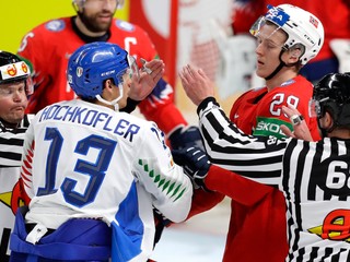 Rozhodcovia na MS v hokeji 2021.