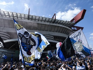 Fanúšikovia Interu Miláno pred štadiónom Giuseppeho Meazzu.