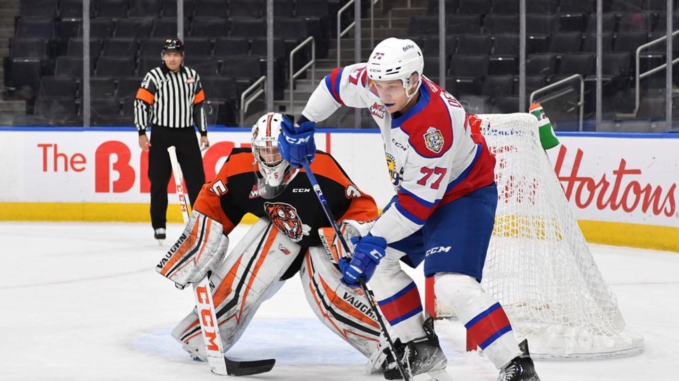 Jakub Demek (v strede) v drese Edmonton Oil King v juniorskej WHL.
