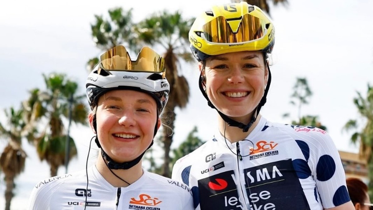 Viktória Chladoňová a jej tímová kolegyňa Lieke Nooijenová po pretekoch Okolo Valencie 2026.