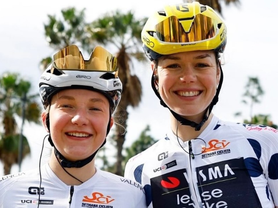 Viktória Chladoňová a jej tímová kolegyňa Lieke Nooijenová po pretekoch Okolo Valencie 2026.