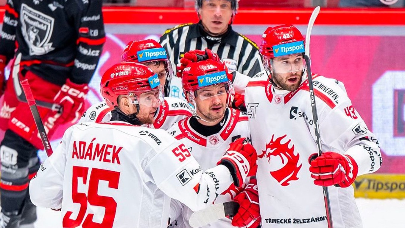 Libor Hudáček (v strede) oslavuje gól so spoluhráčmi