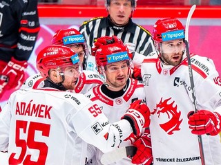 Libor Hudáček (v strede) oslavuje gól so spoluhráčmi