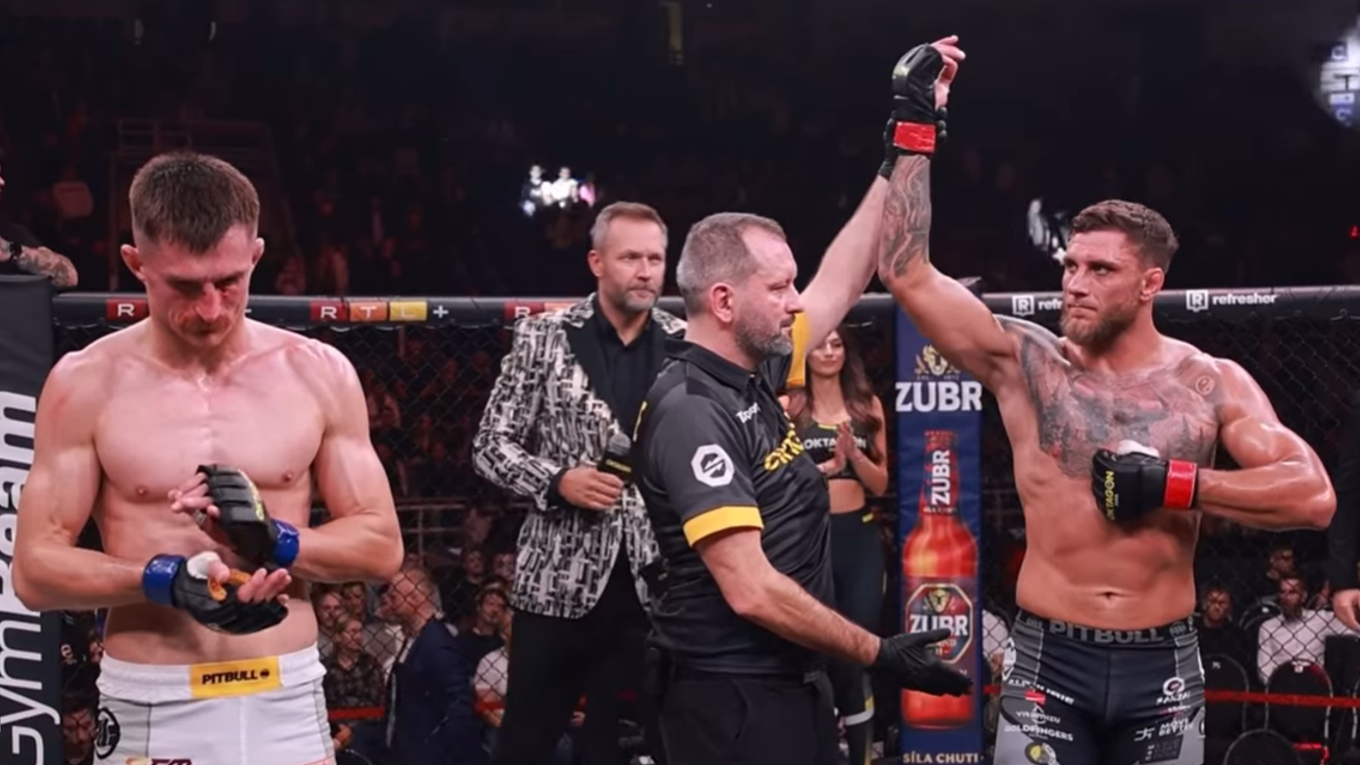 Kalašnik a Surdu pri vyhlásení výsledku.