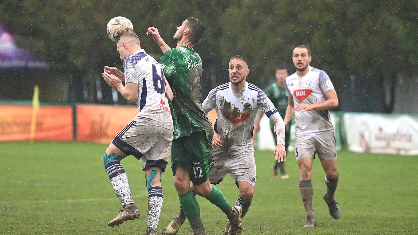 Hráči v zápase Prešov - Komárno zvádzali boj aj s nepriaznivým počasím.