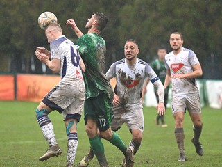 Hráči v zápase Prešov - Komárno zvádzali boj aj s nepriaznivým počasím.
