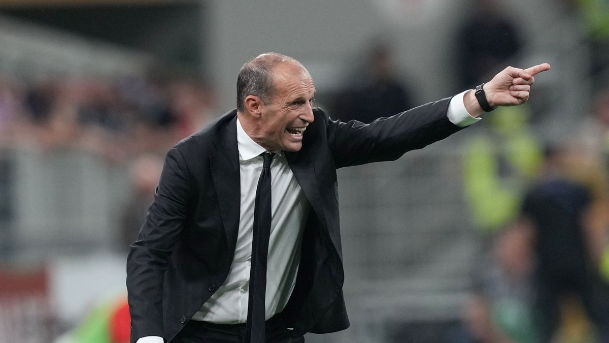 Tréner Massimiliano Allegri na lavičke AC Miláno.