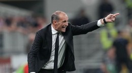 Tréner Massimiliano Allegri na lavičke AC Miláno.