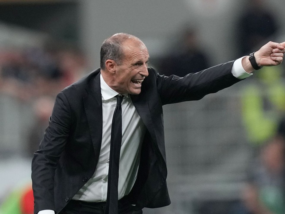 Tréner Massimiliano Allegri na lavičke AC Miláno.