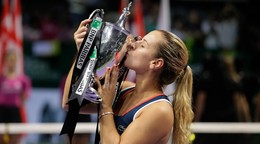 Slovenská tenistka Dominika Cibulková s trofejou pre víťazku Turnaja majsteriek 2016.