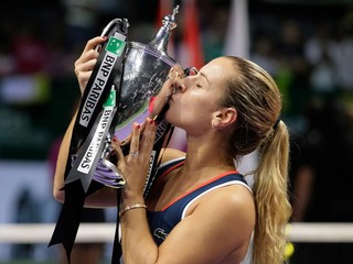 Slovenská tenistka Dominika Cibulková s trofejou pre víťazku Turnaja majsteriek 2016.