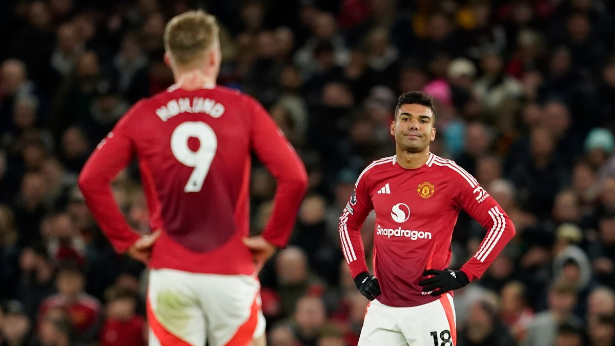 Futbalisti Manchesteru Casemiro a Rasmus Hojlund