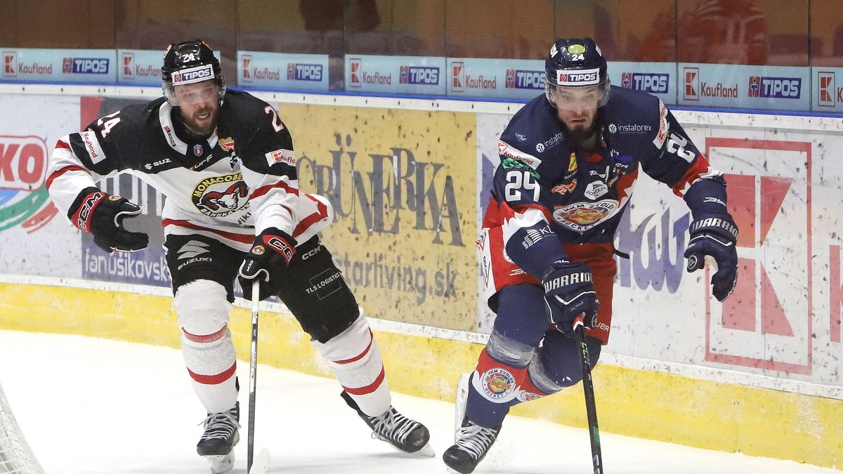 Zľava Reece Scarlett (Banská Bystrica) a Peter Zuzin (Zvolen) počas zápasu 41. kola Tipos extraligy HKM Zvolen - HC MONACObet Banská Bystrica.